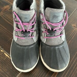 Sorel Kids Snow Boots in Black and Pink